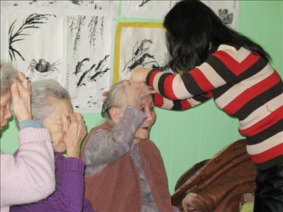 Giving talk and demonstration at St. Louis Christian Chinese Community Sevice Center in 2007. 